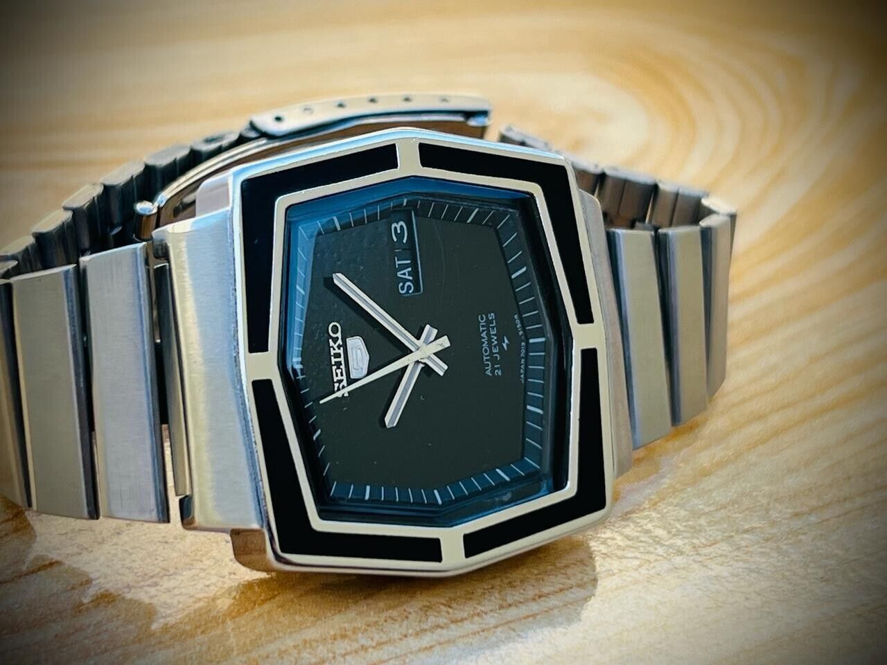Vintage Seiko 5 Automatic Unique Black Dial 21 Jewels 7019-5110 Japan 37mm