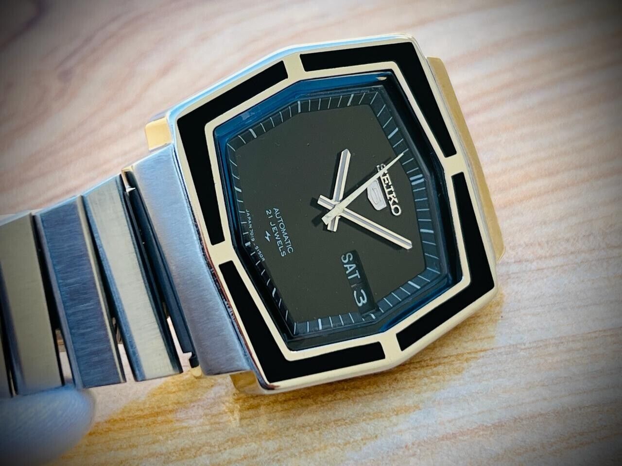 Vintage Seiko 5 Automatic Unique Black Dial 21 Jewels 7019-5110 Japan 37mm