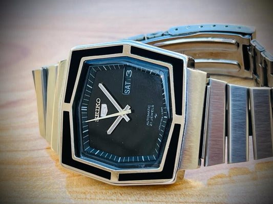Vintage Seiko 5 Automatic Unique Black Dial 21 Jewels 7019-5110 Japan 37mm