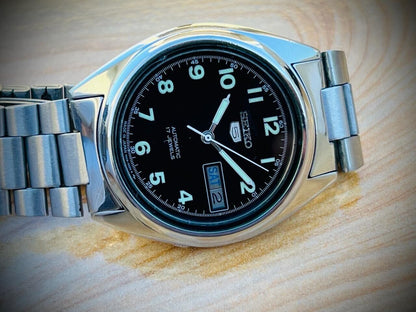 Vintage Seiko 5 Automatic 21 Jewels Black Dial 7009-821J Mens Watch 37mm