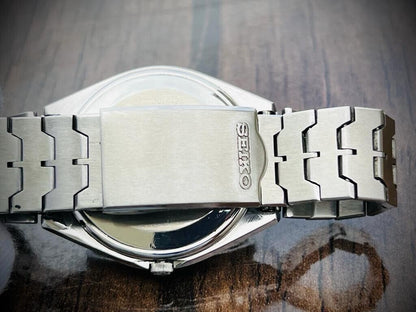 Vintage Seiko Superior 1977 Quartz Mens Watch, 4883-8100 Japan Made - Grab A Watch Co